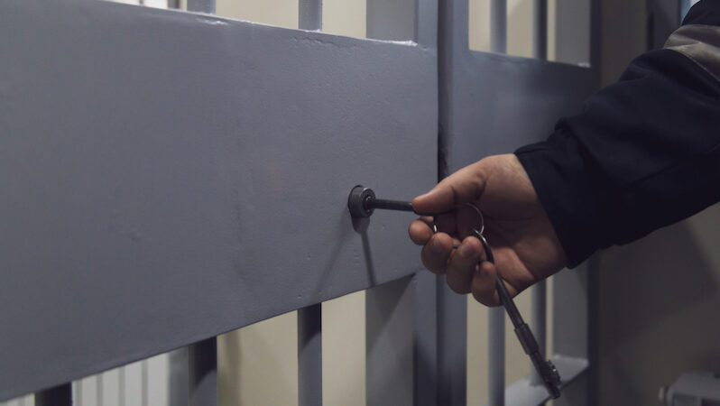 Blitz nel carcere di Augusta, bloccati sei cellulari e 195 grammi di droga
