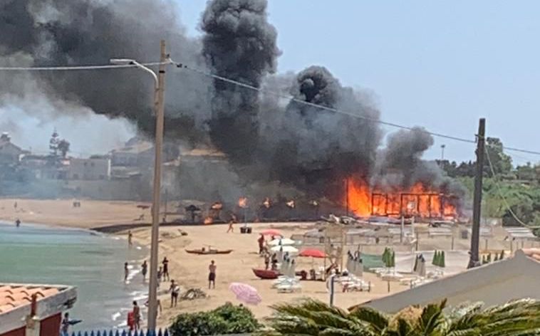 Lido balneare divorato dalle fiamme ad Avola, casa di riposo evacuata a Portopalo, fuoco e intossicati anche a San Lorenzo