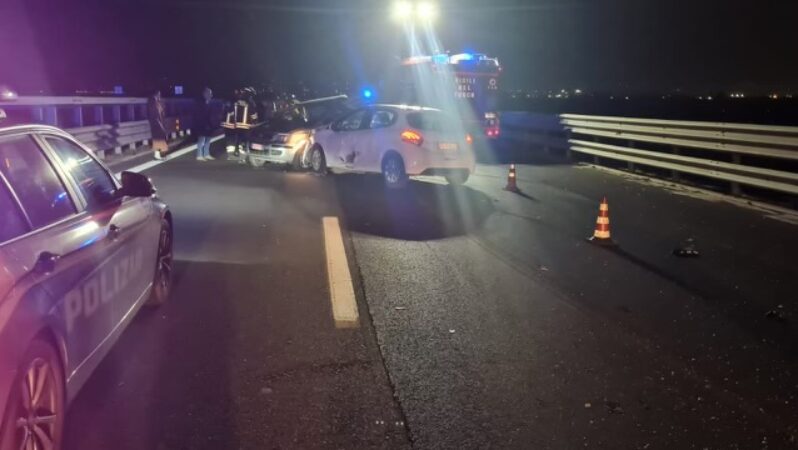 Incidente notturno sulla Siracusa-Catania: 4 veicoli coinvolti e 5 feriti